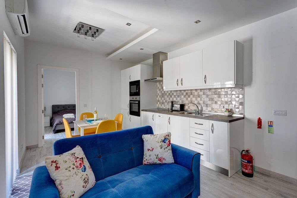 Idyllic Apartment Just off the Promenade