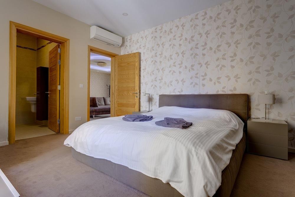 Luxury Apt with Side Sea Views & Pool, Top Location