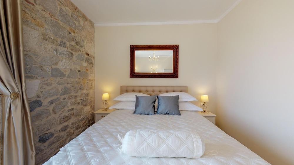 Chrysanta Apartments