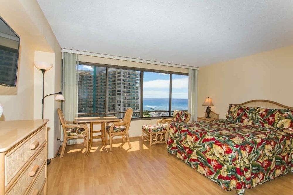 Spacious Condos with Private Balcony at Discovery Bay - Free Wifi, Near Beaches!