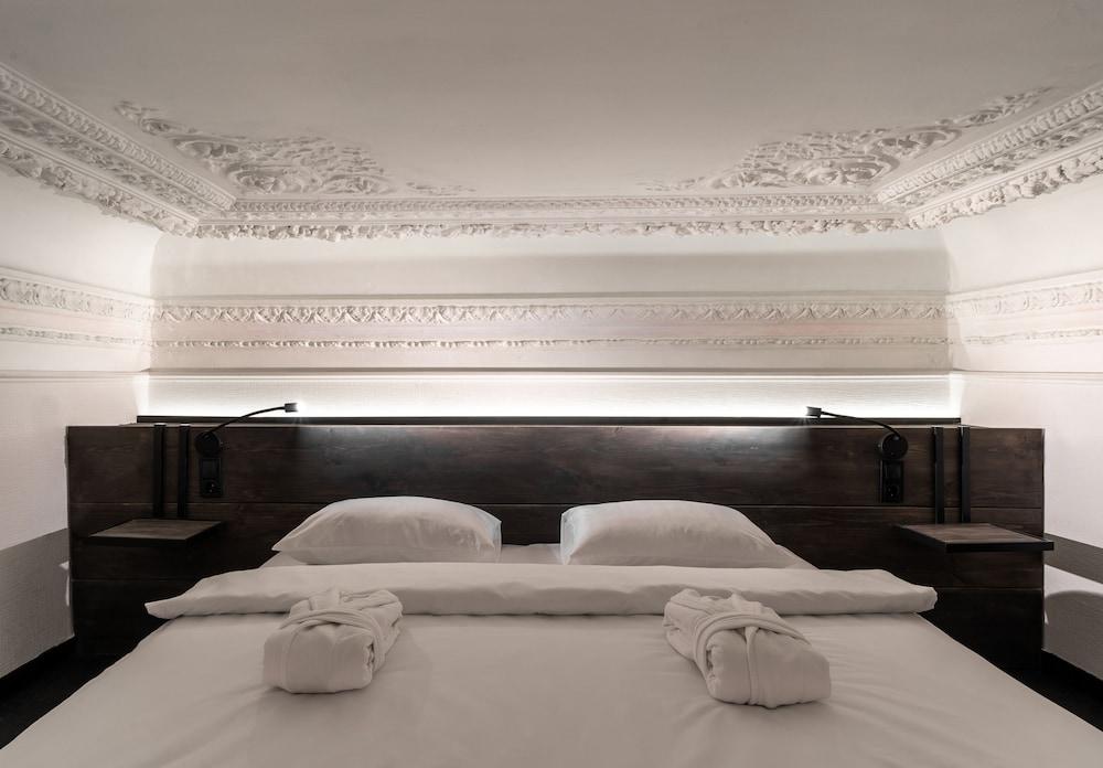 Globe Runner Rooms & Dorms