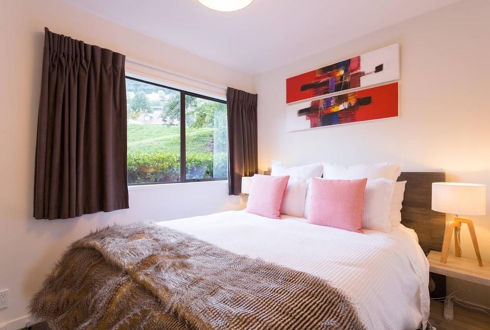 Distinctive Adjacent Two Lake View Townhouses