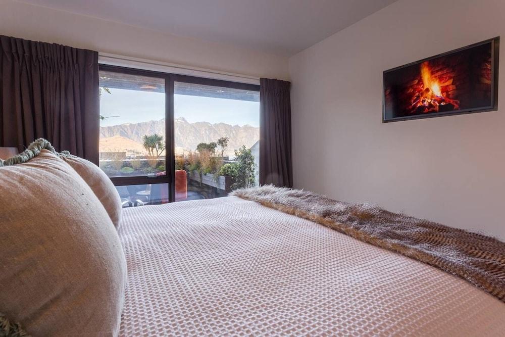 Distinctive Adjacent Two Lake View Townhouses