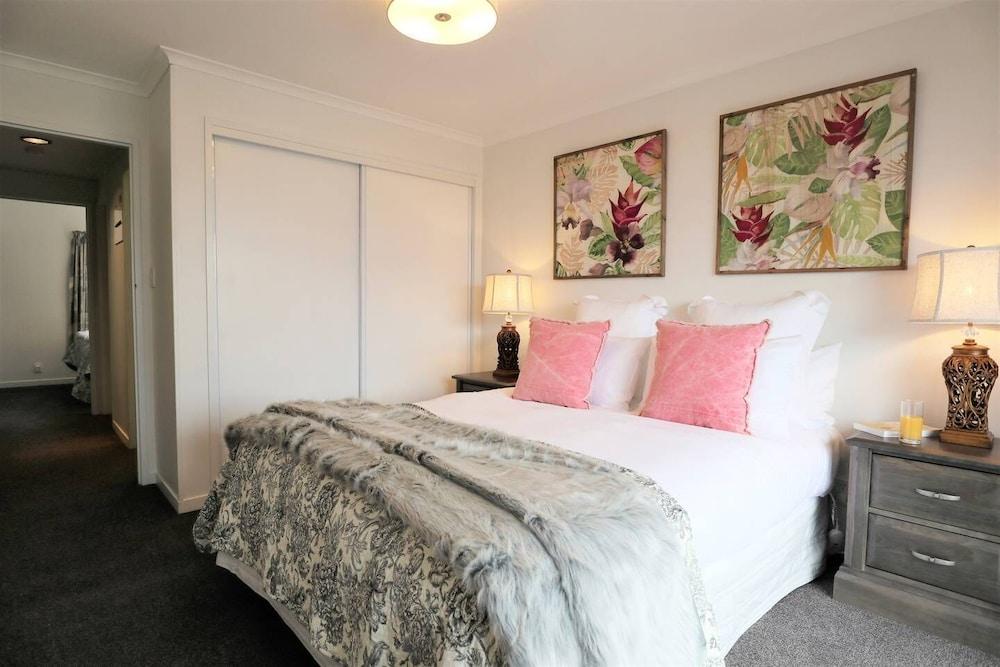 Spacious Lake View Alpine Townhouse Walk TO Town