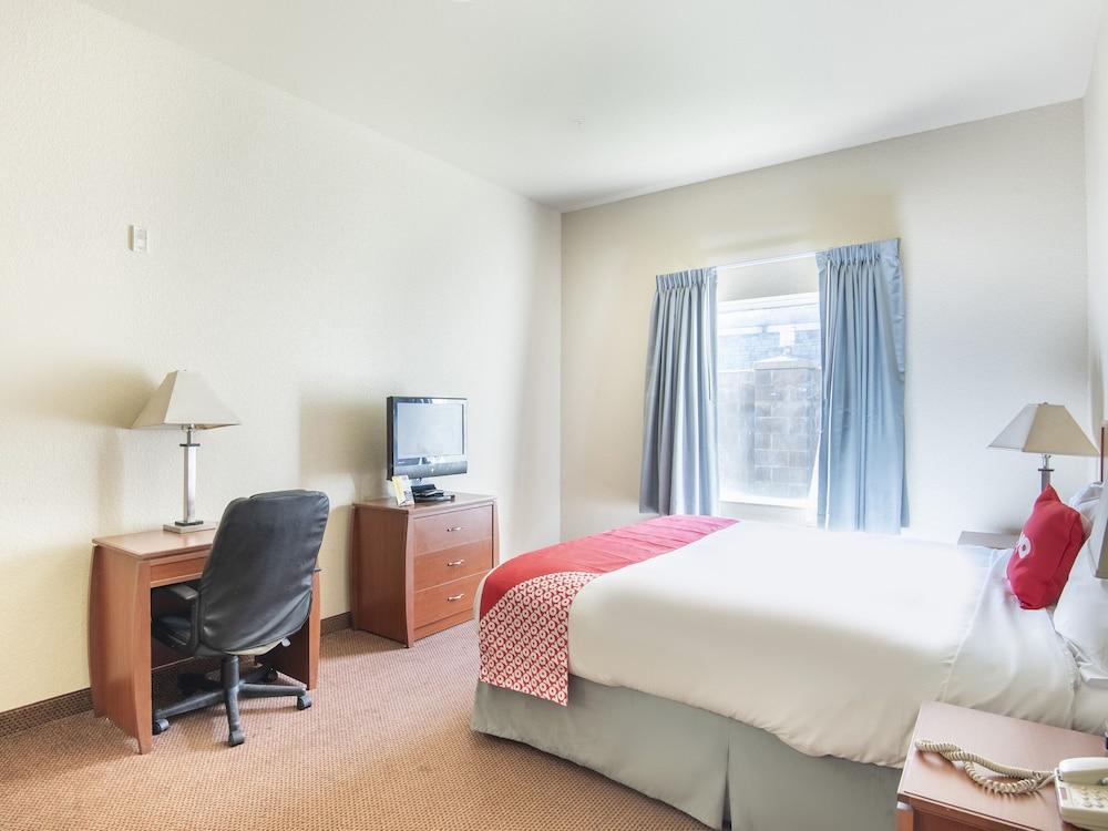 OYO Townhouse Clute Lake Jackson