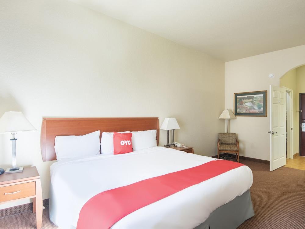 OYO Townhouse Clute Lake Jackson