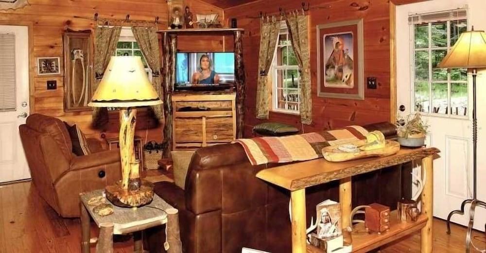 Enchanted - 1 Bedrooms, 1 Baths, Sleeps 2 Cabin by RedAwning