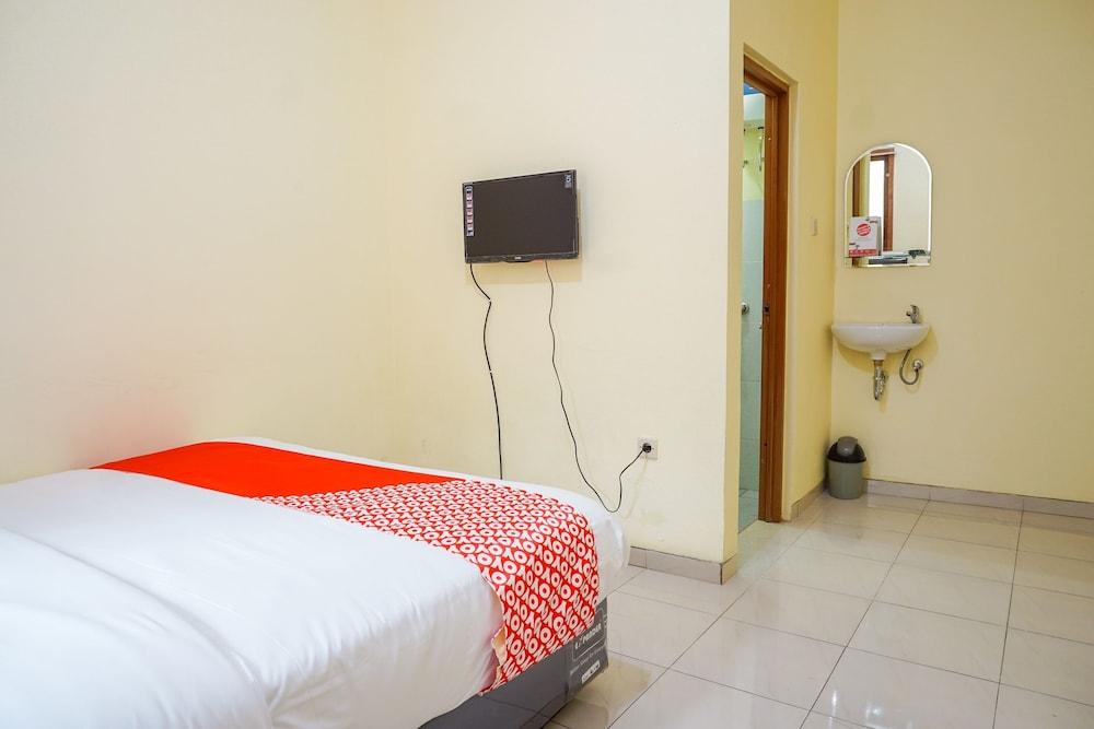 OYO 2401 Ardini Residence