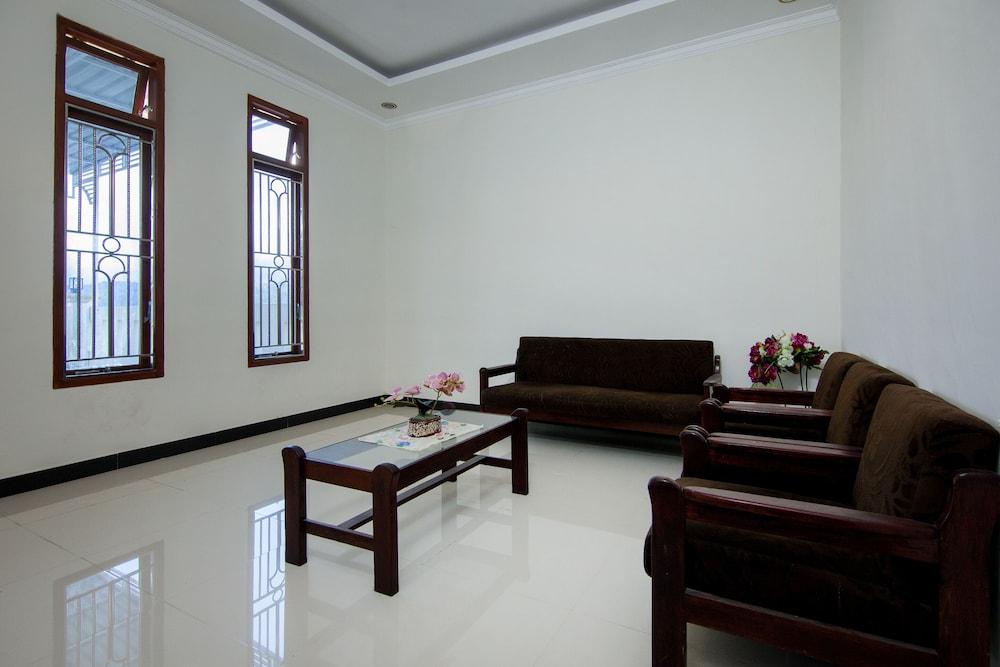 OYO 2220 PINK'S GUEST HOUSE