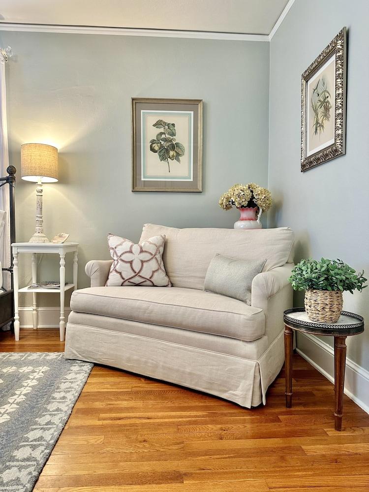 The Holly and Ivy Inn