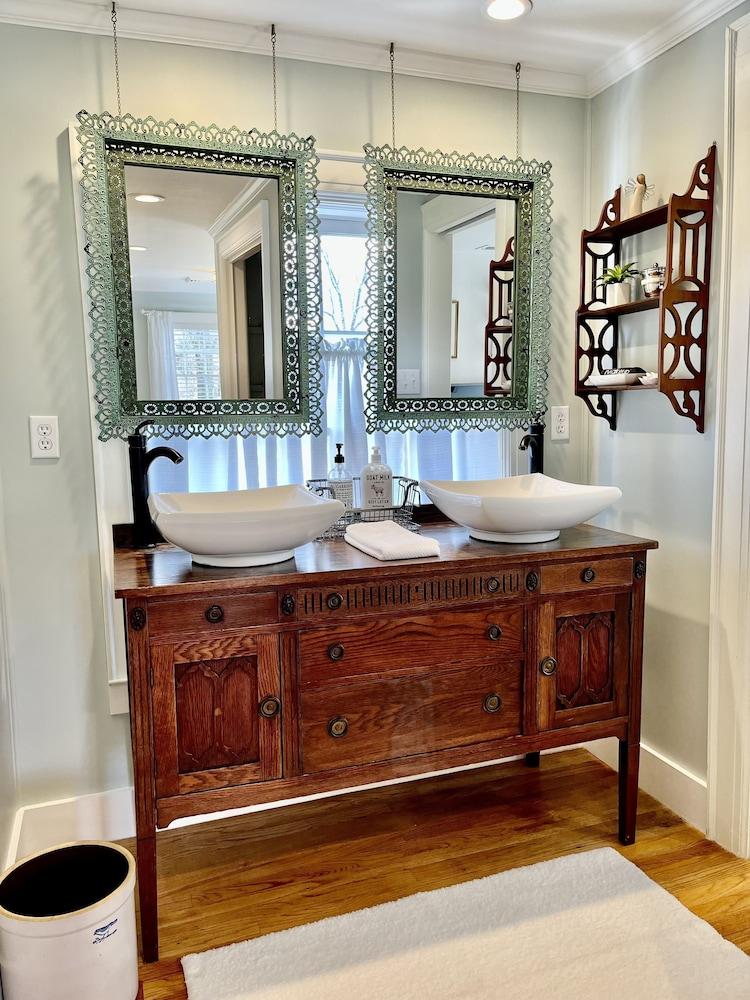 The Holly and Ivy Inn