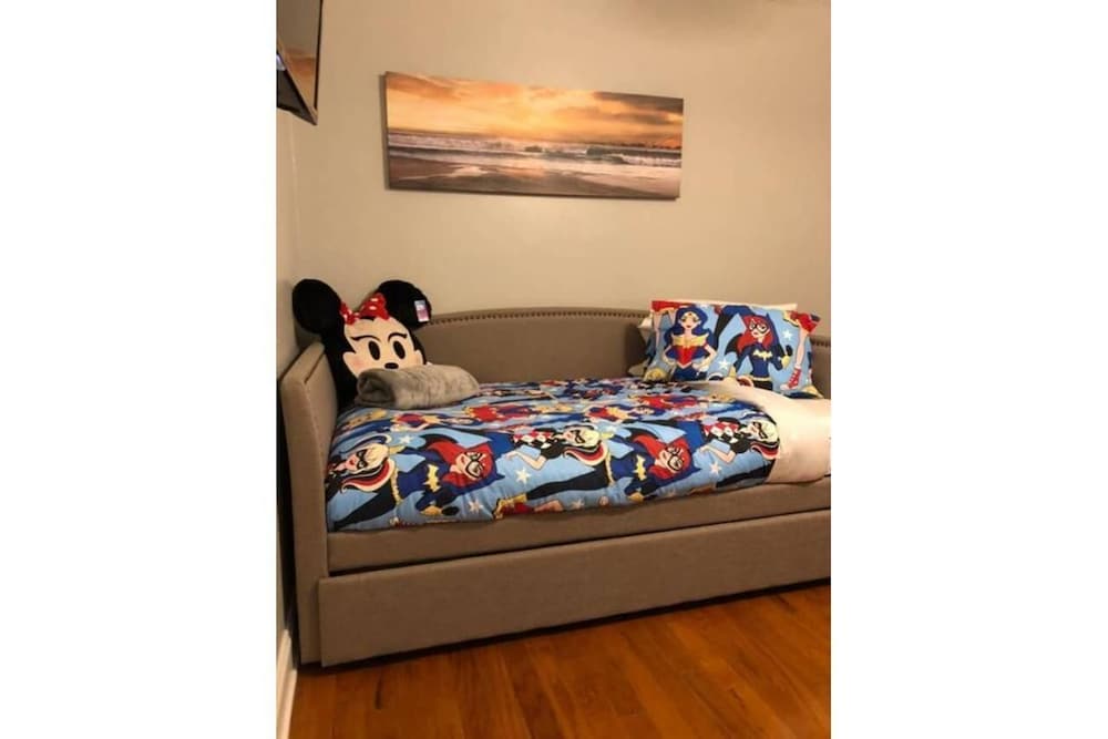 6149 Sandcrest · Next TO Universal. 8 Beds. Pool. Very Clean