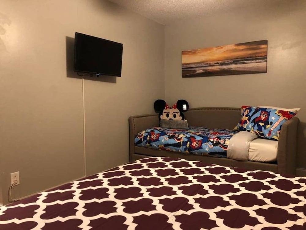 6149 Sandcrest · Next TO Universal. 8 Beds. Pool. Very Clean