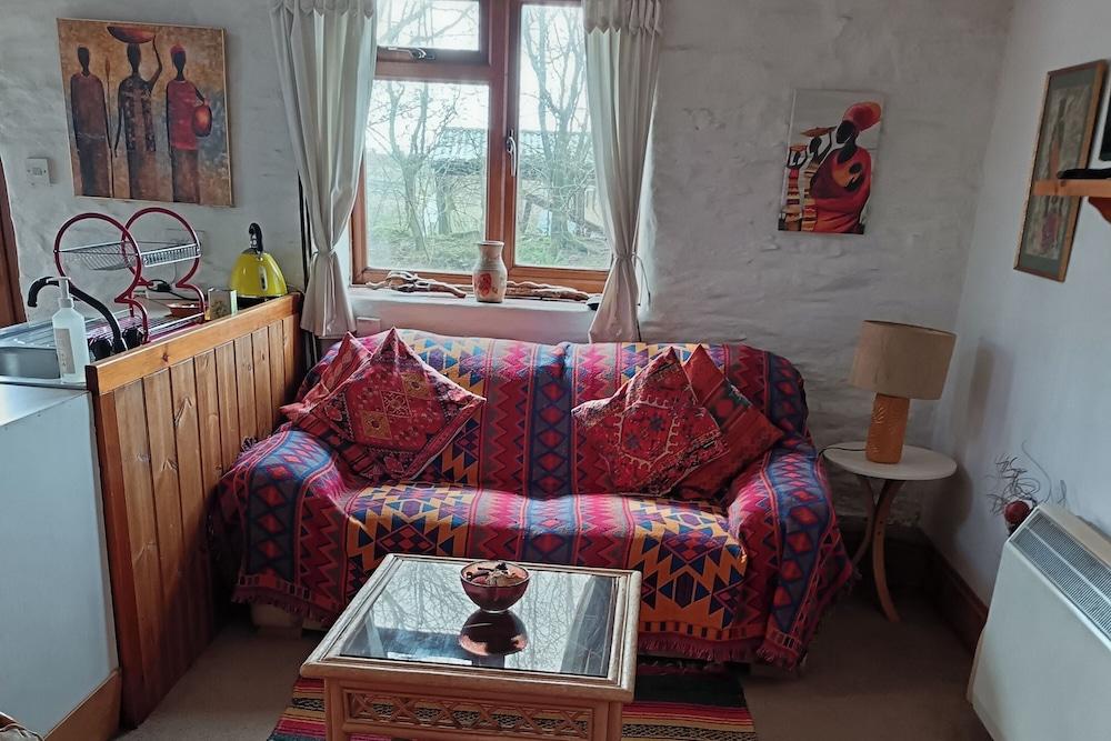 Inviting 2-bed Cottage in Newcastle Emlyn