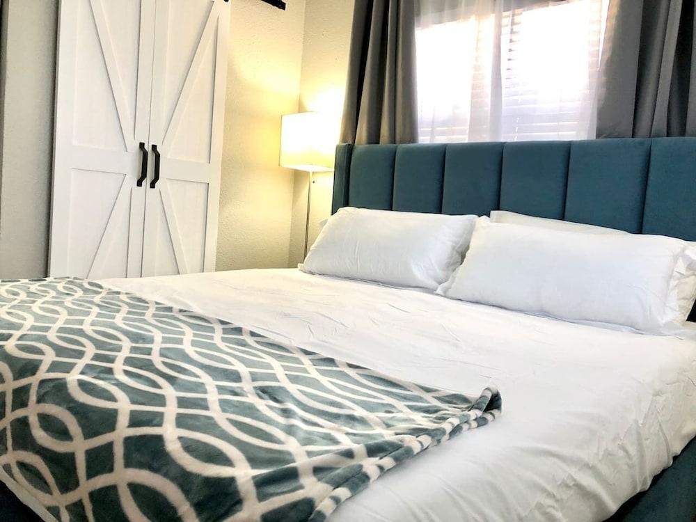 Lake & Pool View 1 Mile From Universal