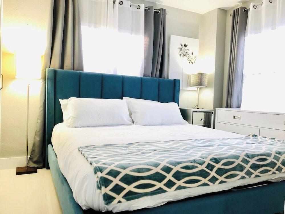 Lake & Pool View 1 Mile From Universal