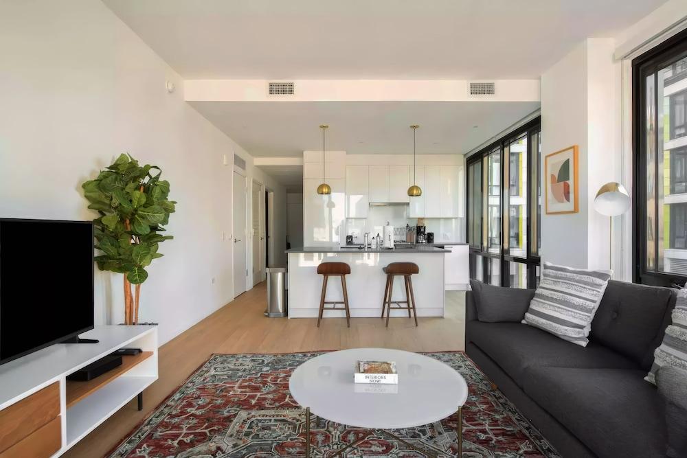 BLACK SWAN - Liz DC - Executive Flat