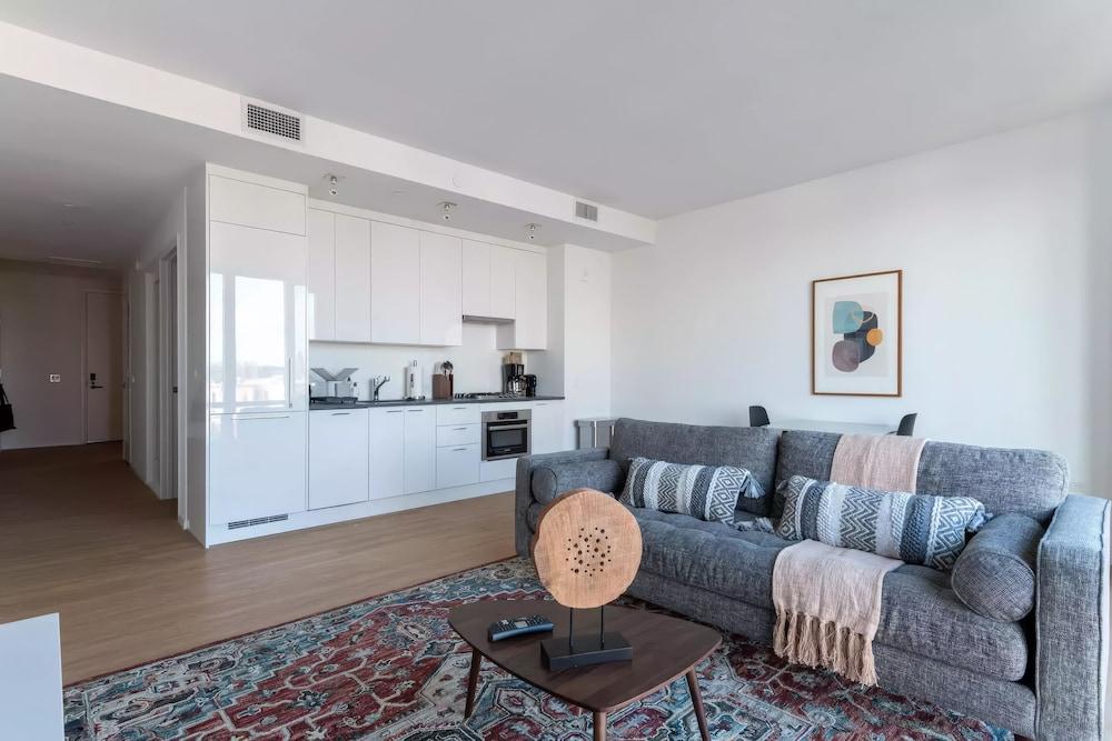 BLACK SWAN - Liz DC - Executive Flat