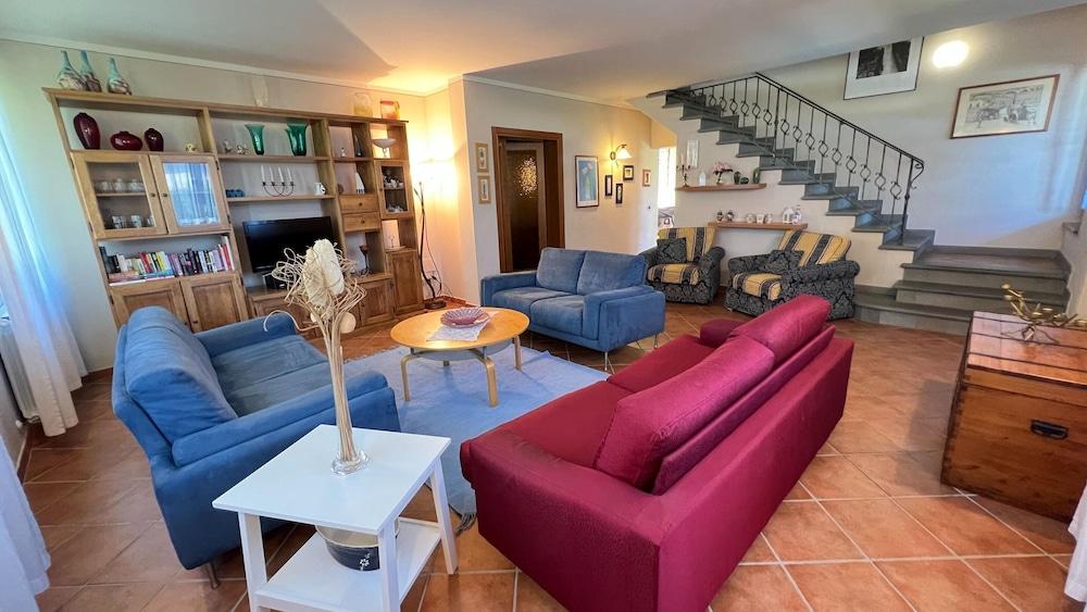 Villa in Tuscany With Private Pool & Views