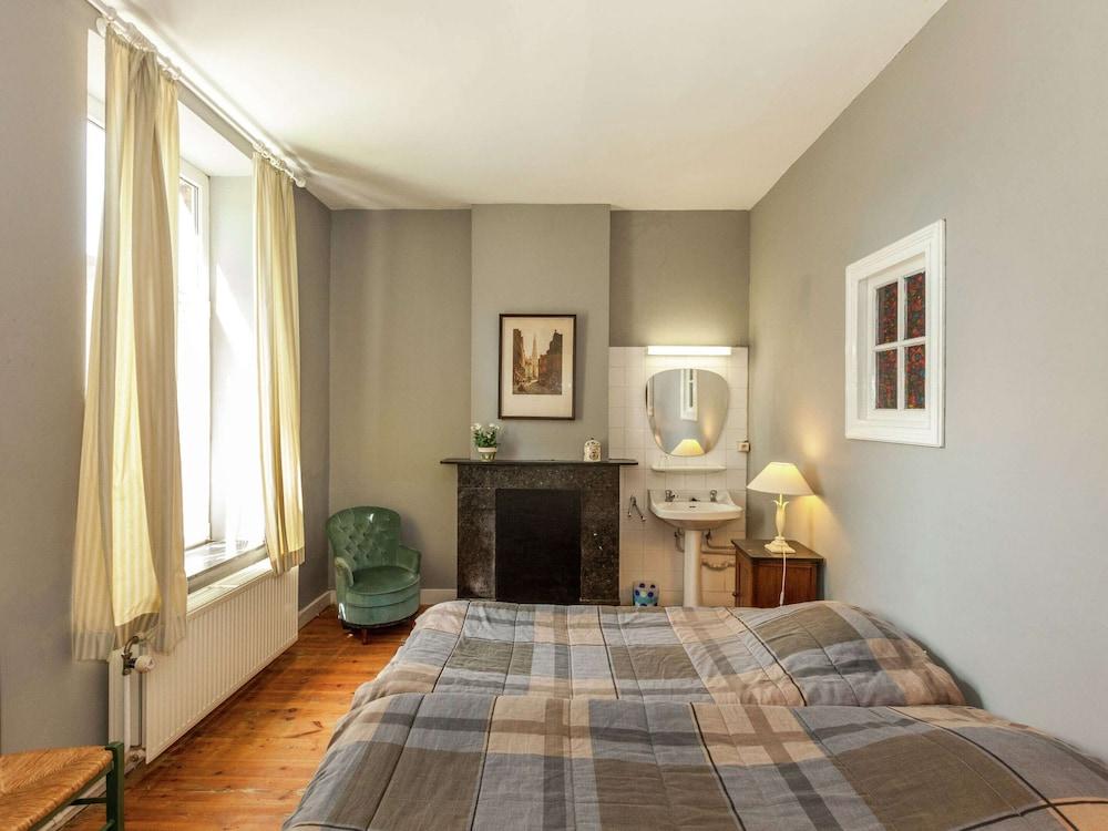 Spacious Holiday Home With Garden