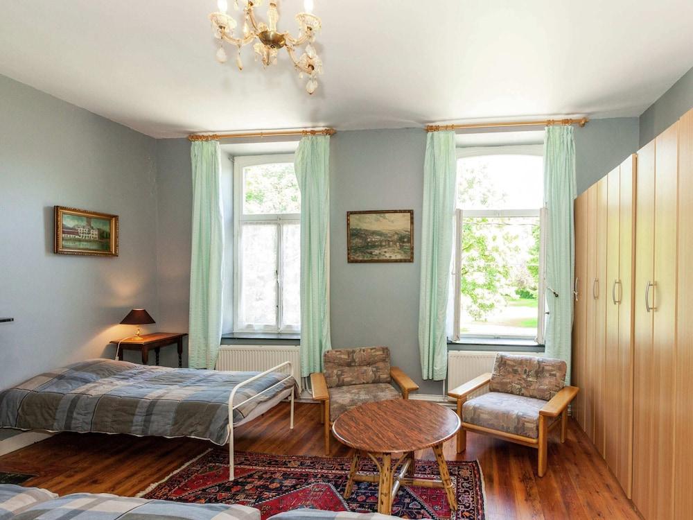 Spacious Holiday Home With Garden