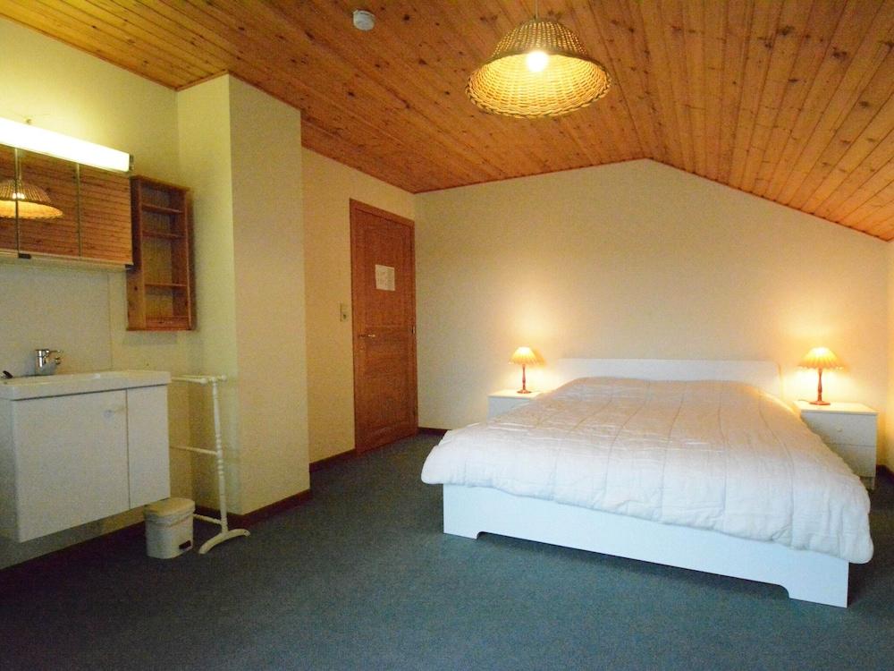 Spacious Villa Near Lesse