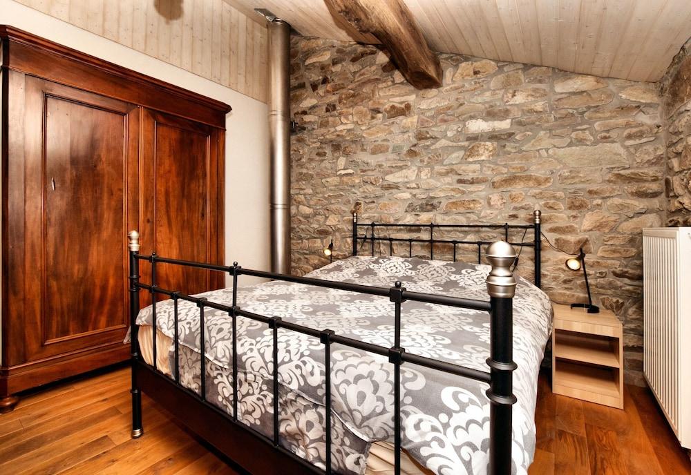 Forest-edge Stay, Burtonville