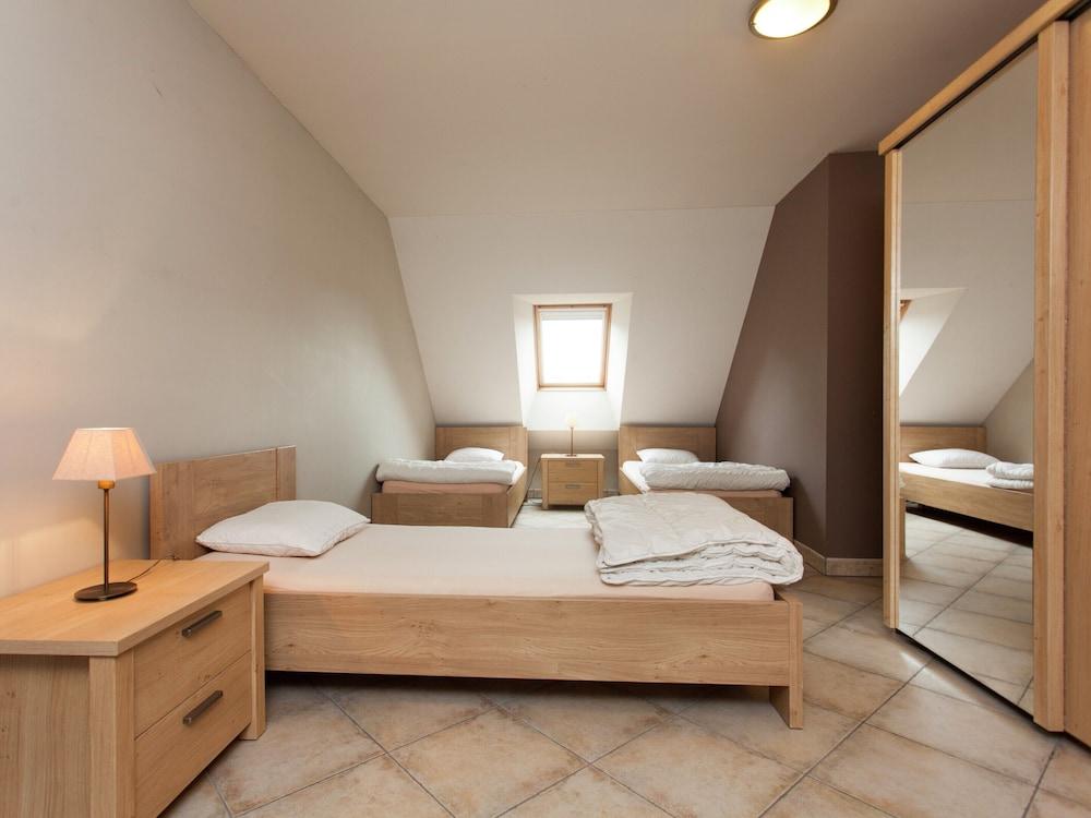 Peer Villa With Garden