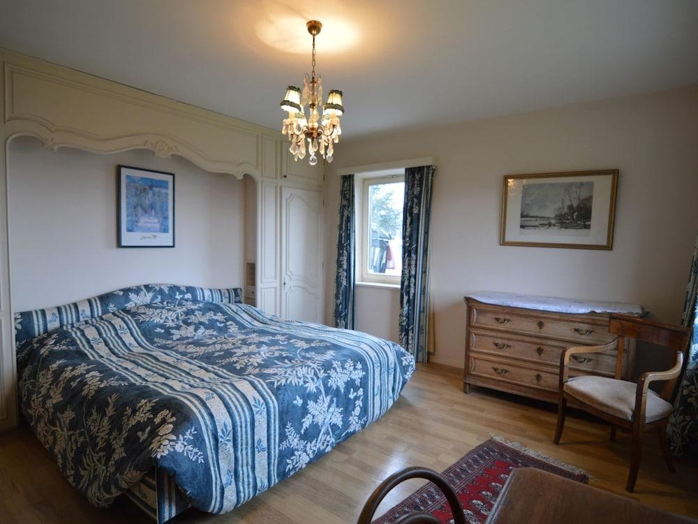 Hillside Retreat With Pond