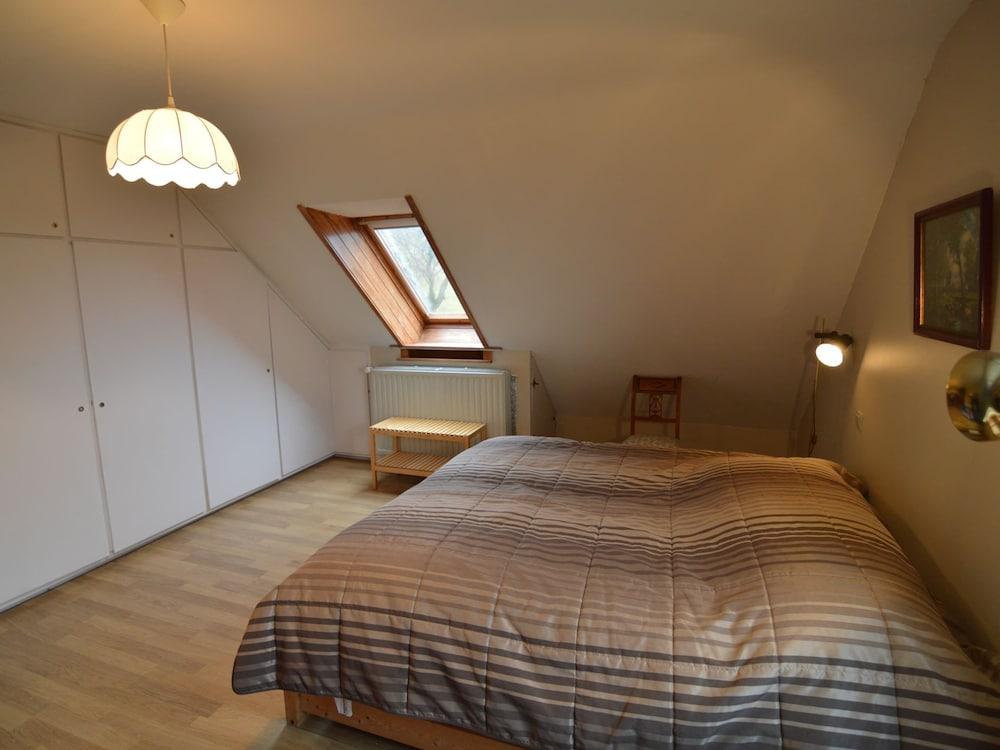 Hillside Retreat With Pond