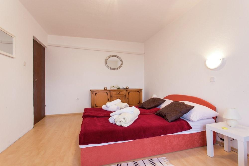 Apartment in Seline With Garden