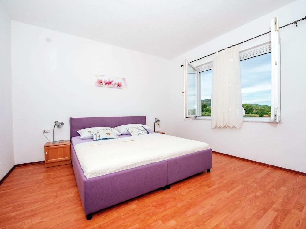 Private Estate With 2 Infinity Pools