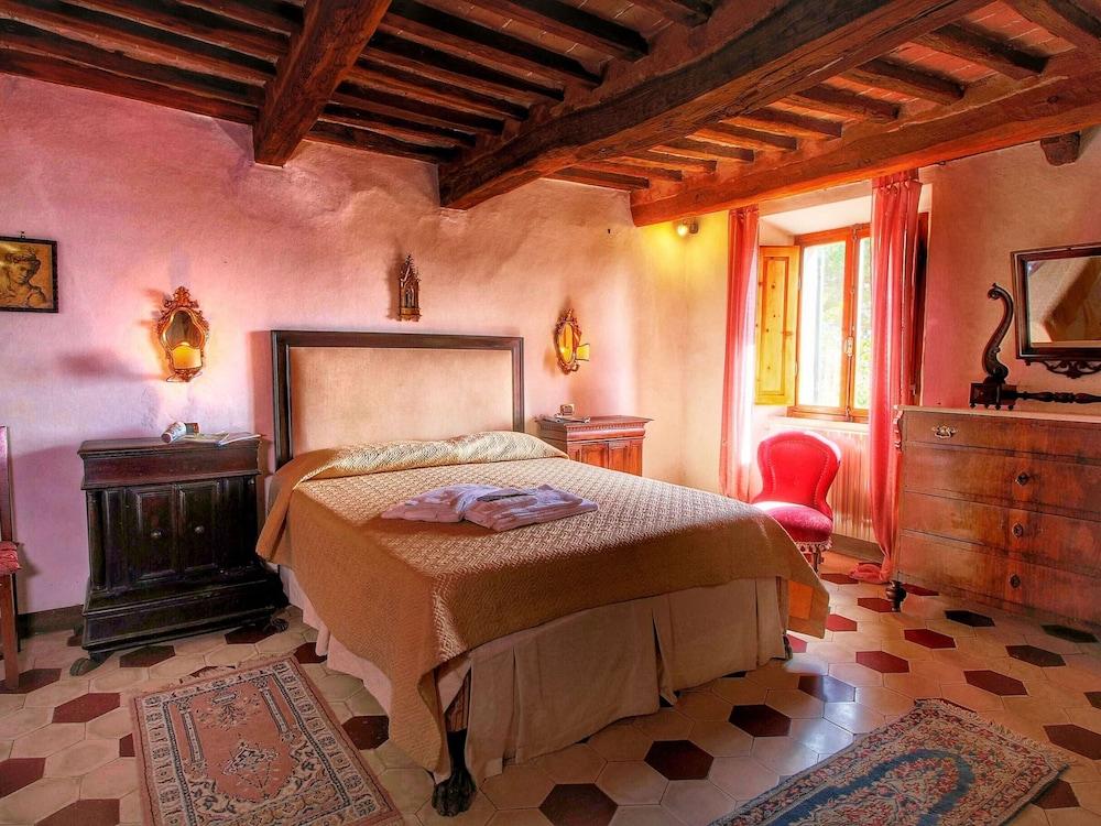 Cozy Farmhouse with Swimming Pool in Le Tolfe near Florence