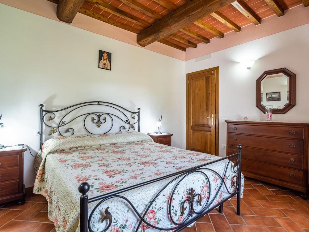 Farmhouse in Tuscany With Panoramic Pool