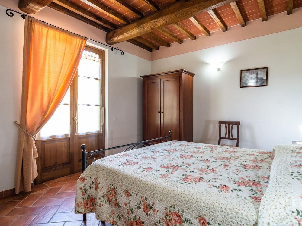 Farmhouse in Tuscany With Panoramic Pool