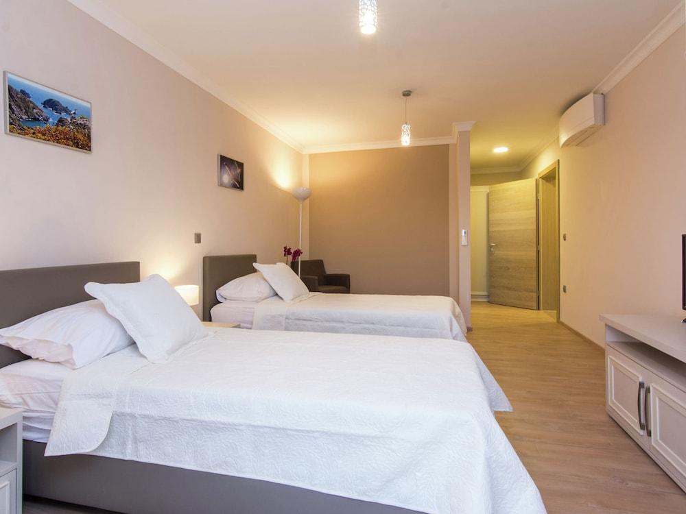 Villa With Private Heated Pool