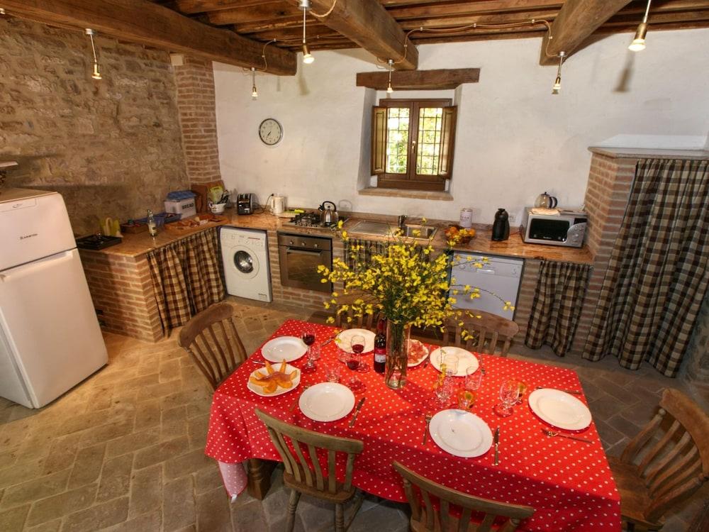 Cottage in Lisciano Niccone With Swimming Pool