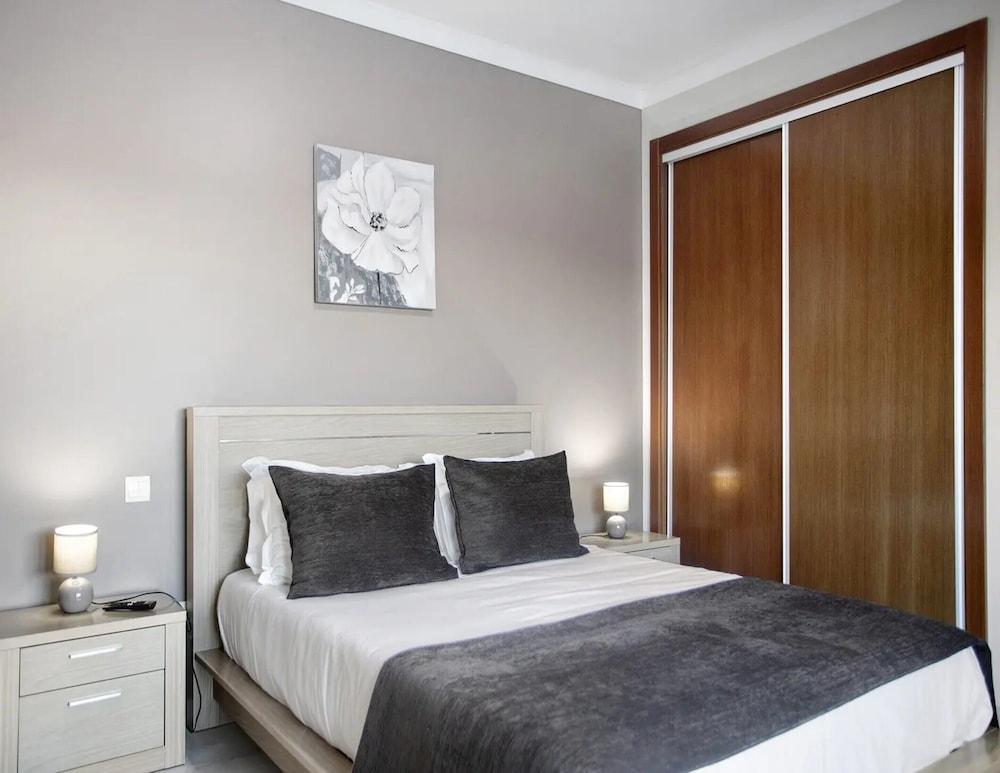 Spacious Villa in Salir de Mato With Private Pool, Terrace