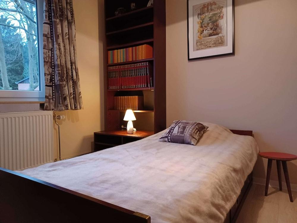 A Villa Between the Town Centre and the Forest