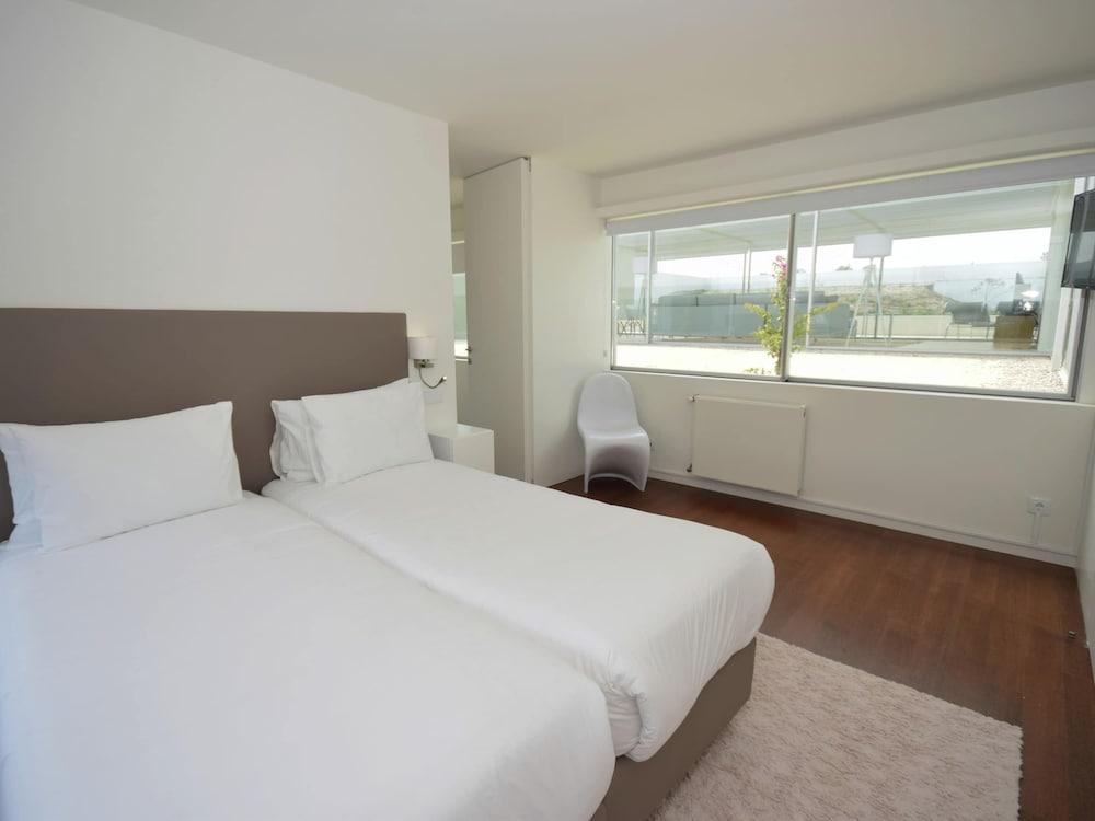 Morden Archictectural Villa In Lisbon