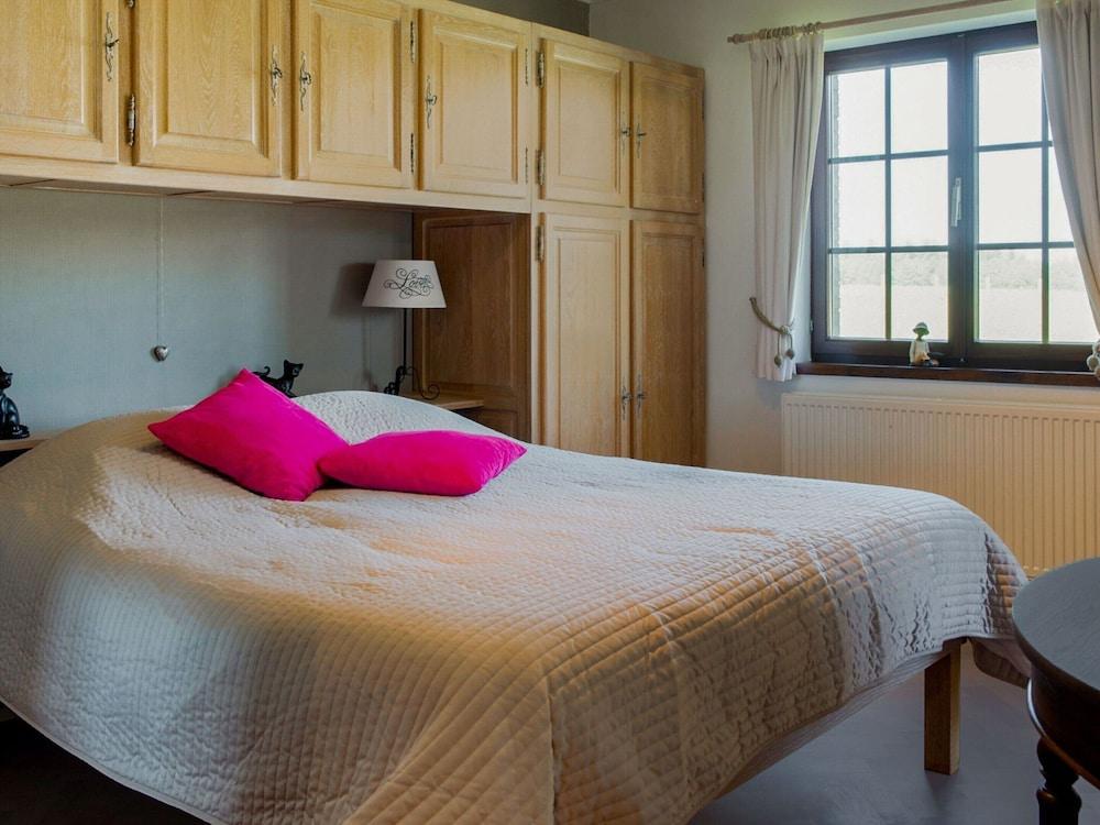 Villa in Bitvre With Garden