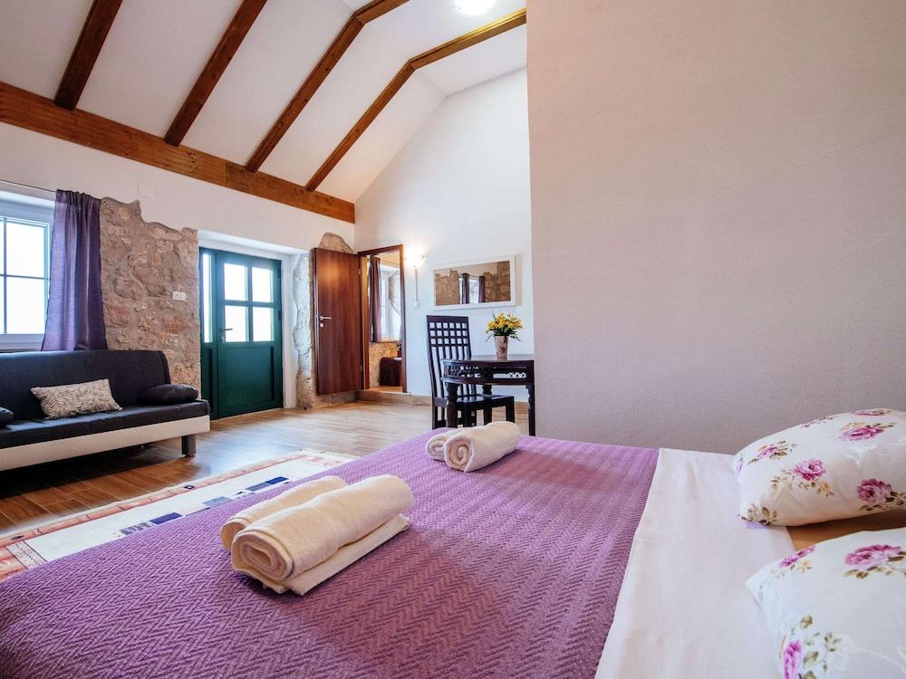 Lovely Holiday Home With Private Infinity Pool