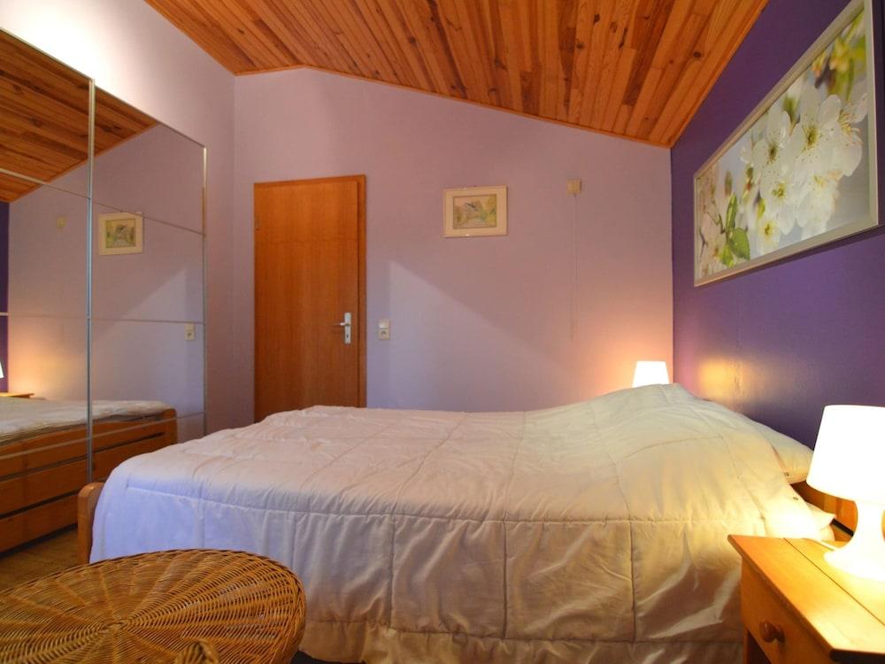 Sunny Cottage With Pool