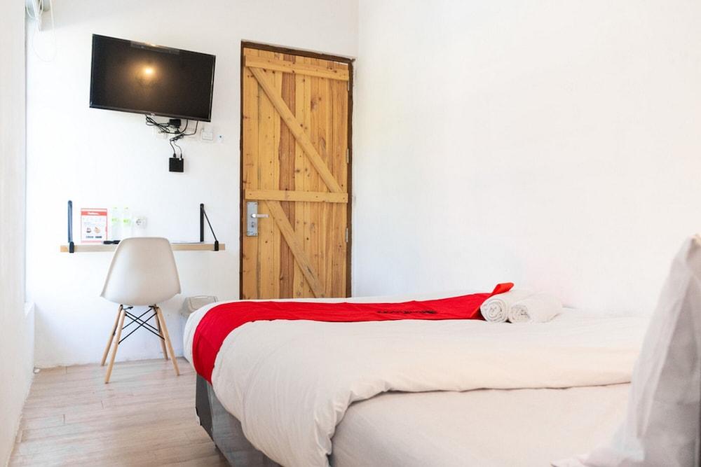 RedDoorz near Sam Poo Kong 3