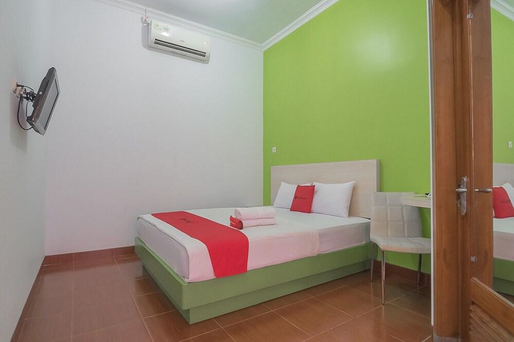 RedDoorz Plus near Alun Alun Kuningan