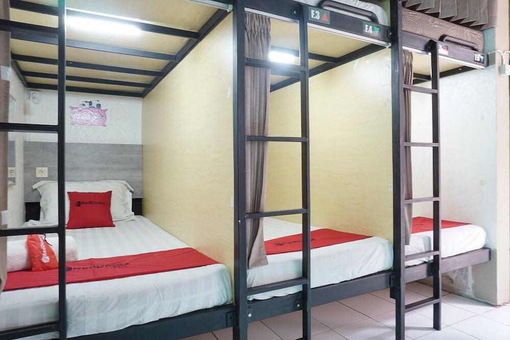RedDoorz Hostel @ Borobudur Street
