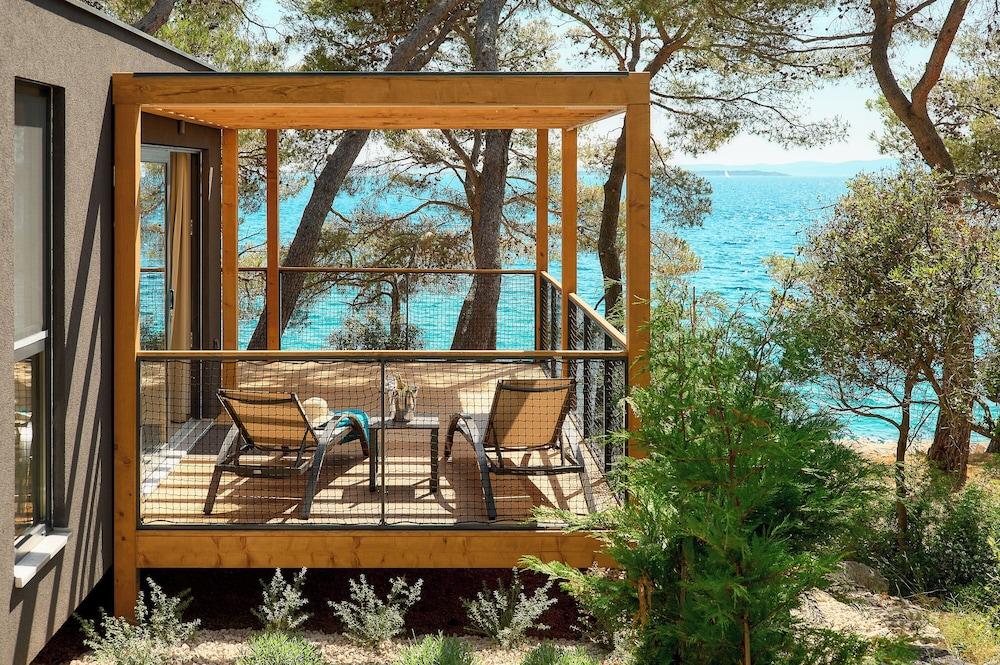 Pine Beach Pakostane Glamping Homes - All Inclusive light