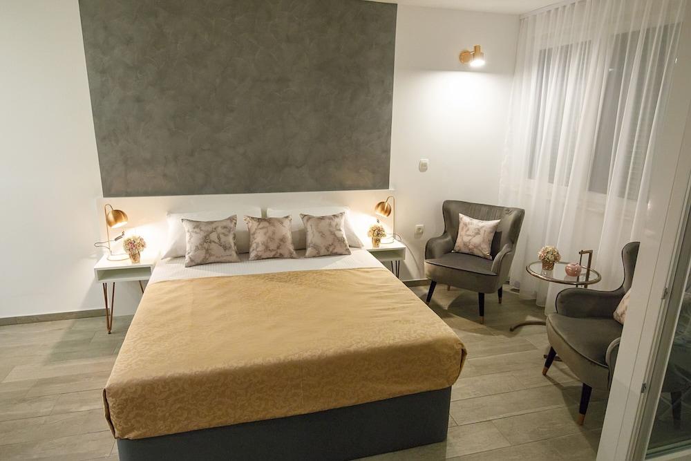 Rose Gold Rooms & Studio With Balcony