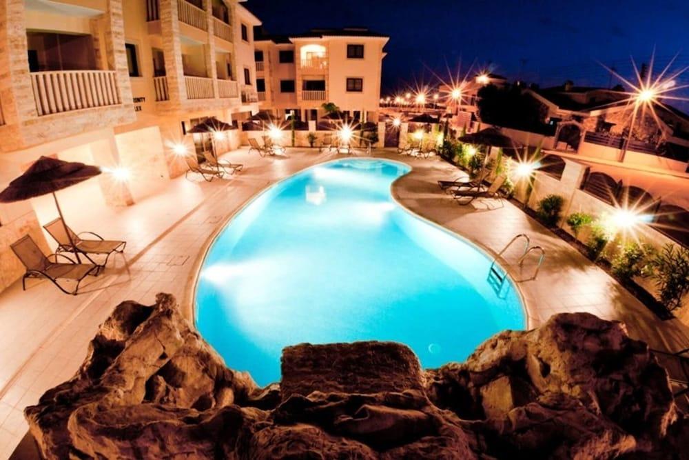 Private Roof Top Terrace Overlooking Pool in Pyla