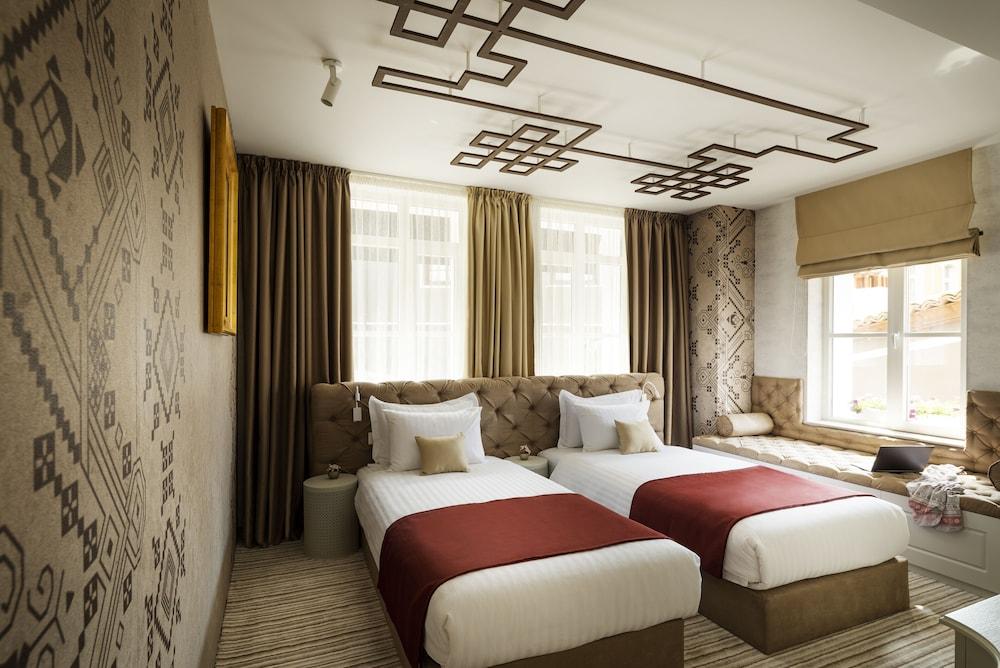 Gallery 37 Powered by ASTON